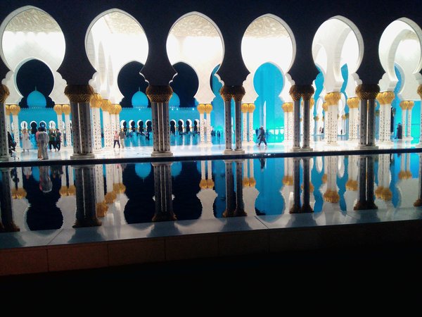 Grand Mosque Arched Colonnade — minimal wallpaper, 4K